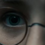 Harry Potter and the Philosopher's Stone: eine Nahaufnahme von Harry Potters Augenpartie inklusive seiner ikonischen Nickelbrille