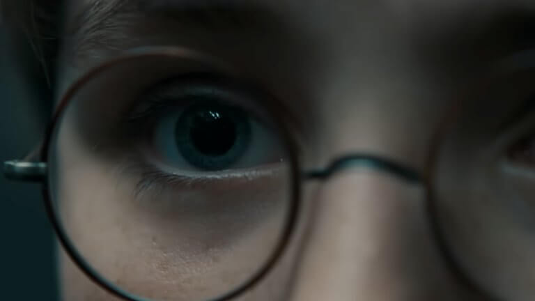 Harry Potter and the Philosopher's Stone: eine Nahaufnahme von Harry Potters Augenpartie inklusive seiner ikonischen Nickelbrille