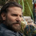 IS THIS THING ON? Bradley Cooper trägt einen Vollbart und sitzt mit seinem Co-Darsteller im Garten.