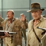 Indiana Jones and the Kingdom of the Crystal Skull: Harrison Ford und Ray Winstone werden von zwei Soldaten bedroht.