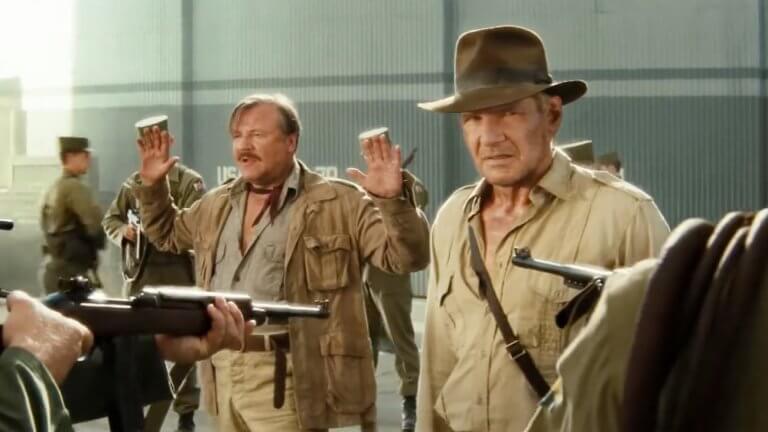 Indiana Jones and the Kingdom of the Crystal Skull: Harrison Ford und Ray Winstone werden von zwei Soldaten bedroht.