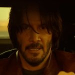 John Wick (2014): Keanu Reeves in seiner Rolle als John Wick. Er sitzt hinter dem Steuer seines Autos und wirkt fest entschlossen.