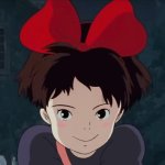 Kiki's Delivery Service: die Zeichentrickfigur Kiki lächelt in die Kamera und hat eine rote Schleife im Haar.
