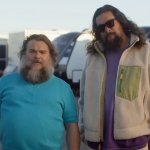 MINECRAFT 2: SQUARED: Jack Black und Jason Momoa blicken gespannt in die Kamera. Im Hintergrund sind Camping-Fahrzeuge zu sehen.