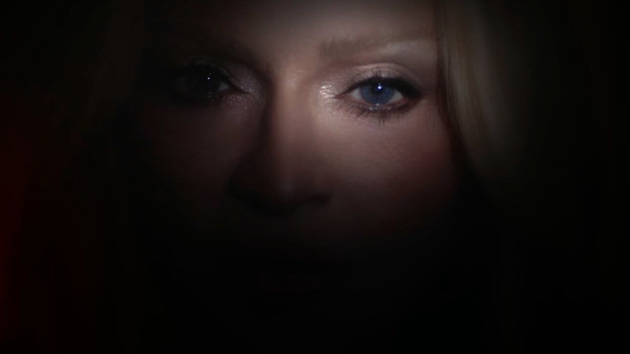 Madonna - "Confessions II - The Film": Madonnas Gesicht ist in Dunkelheit gehüllt. Man erkennt die obere Partie ihres Antlitzes.