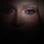 Madonna - "Confessions II - The Film": Madonnas Gesicht ist in Dunkelheit gehüllt. Man erkennt die obere Partie ihres Antlitzes.