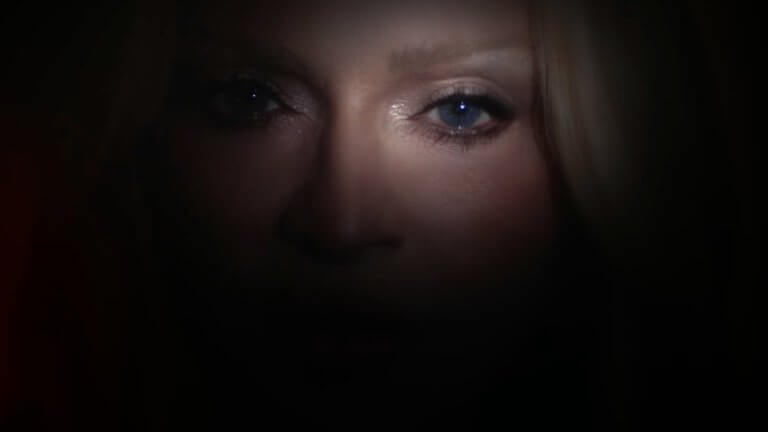 Madonna - "Confessions II - The Film": Madonnas Gesicht ist in Dunkelheit gehüllt. Man erkennt die obere Partie ihres Antlitzes.