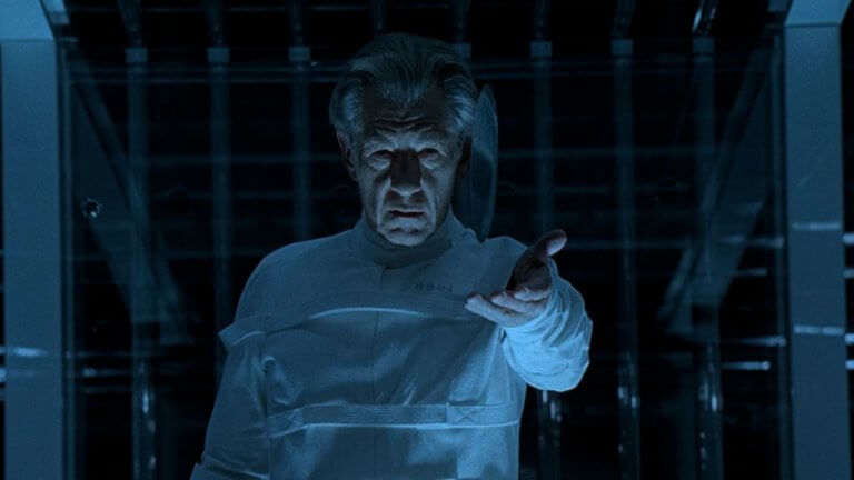 X-Men 2: Ian McKellen als Magneto flieht aus seinem Plastik-Gefängnis.