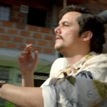 Narcos: Wagner Moura als Pablo Escobar sitzt in seinem Jeep und raucht beim Fahren.