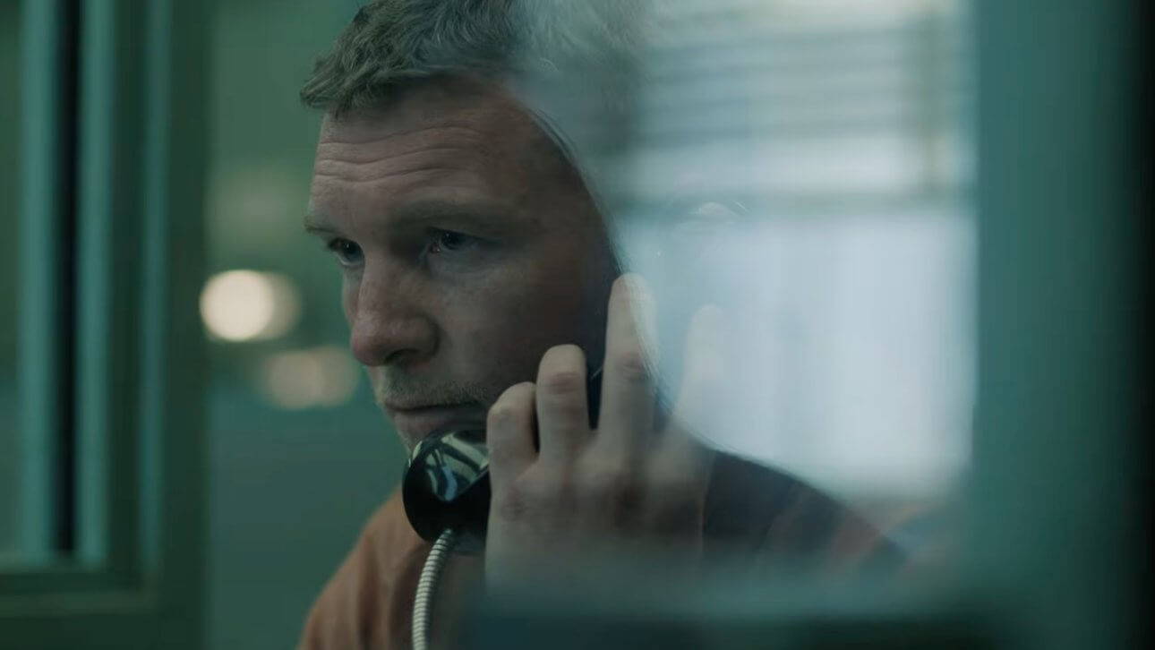 Nur für dein Leben: Sam Worthington sitzt in seiner Gefängnismontur im Besucherraum hinter Glas und spricht per Telefon mit einer Journalistin, die auf der anderen Seite der Glasscheibe sitzt.