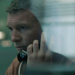 Nur für dein Leben: Sam Worthington sitzt in seiner Gefängnismontur im Besucherraum hinter Glas und spricht per Telefon mit einer Journalistin, die auf der anderen Seite der Glasscheibe sitzt.