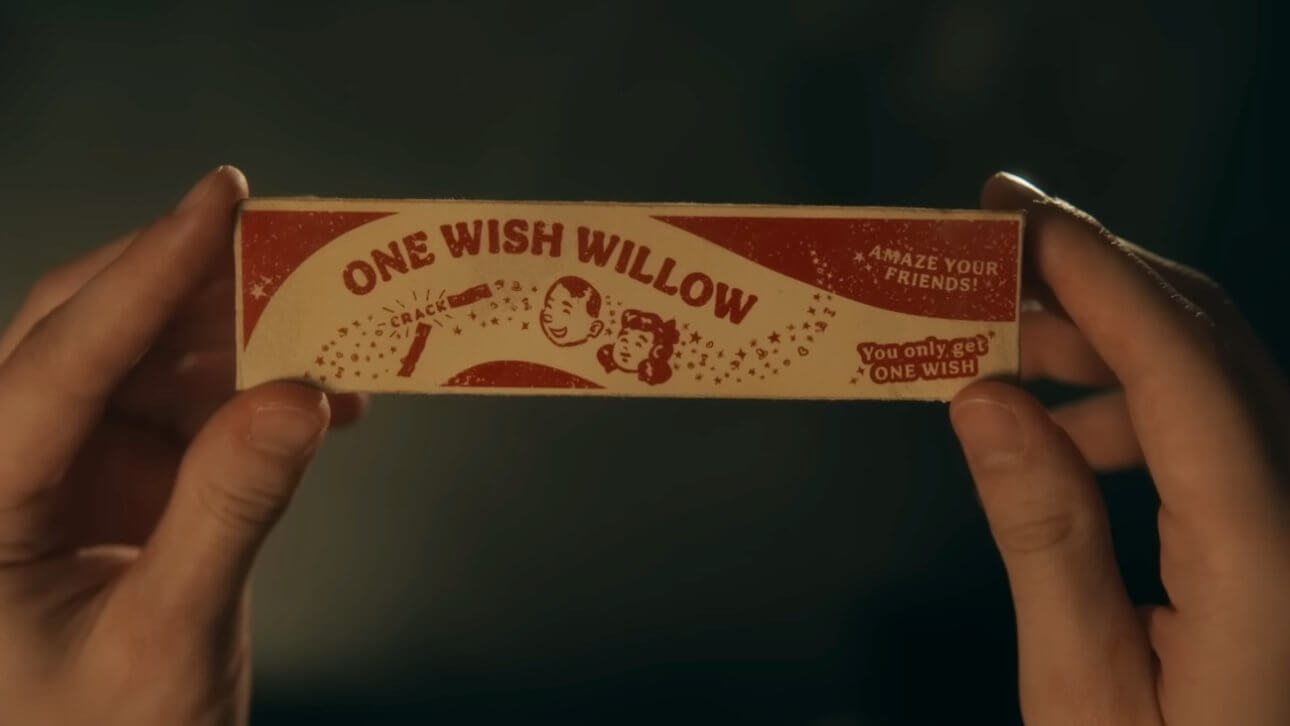 Obsession: wir sehen zwei Hände, die die Verpackung der One Wish Willow halten.