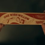 Obsession: wir sehen zwei Hände, die die Verpackung der One Wish Willow halten.