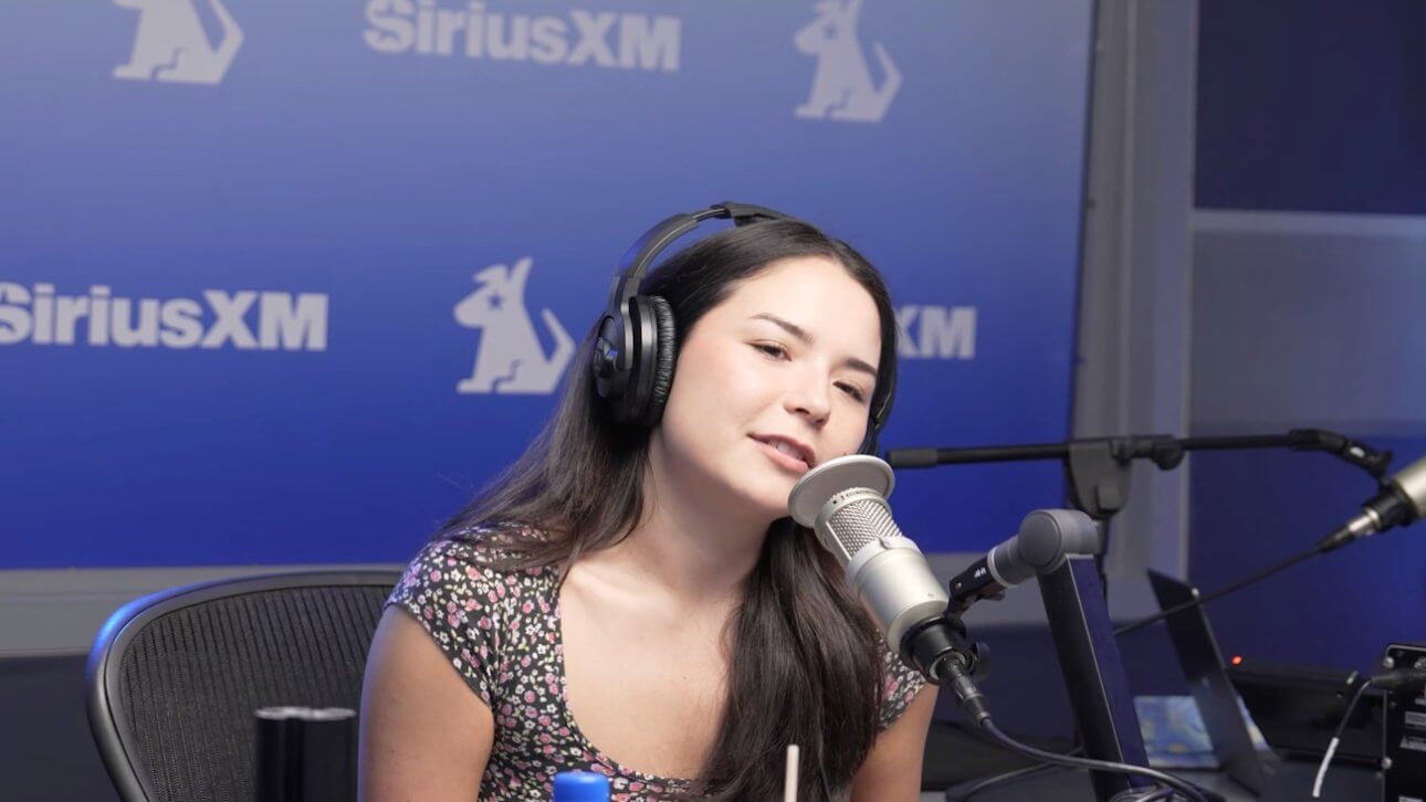 Sam Roberts Show: Megan Lawless sitzt im Podcast-Studio von SiriusXM und spricht ins Mikrofon.