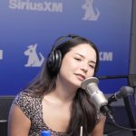 Sam Roberts Show: Megan Lawless sitzt im Podcast-Studio von SiriusXM und spricht ins Mikrofon.