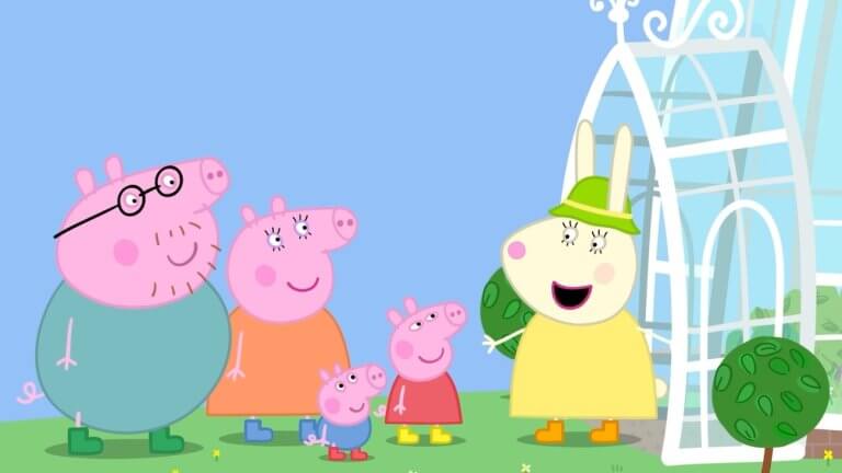 Peppa Wutz macht Experimente mit RIESIGEN Blumen: Peppa Wutz und seine Familie und Freunde stehen vor einem Pavillon im Garten.