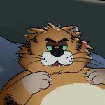 Ricky Gervais' Alley Cats: eine braune Zeichentrick-Katze mit schwarzen Streifen liegt auf der Couch. Sie ist leicht übergewichtig.