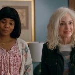 SCARY MOVIE 6: Anna Faris und ihr Co-Star befinden sich in einer Wohnung und wirken etwas durch den Wind.