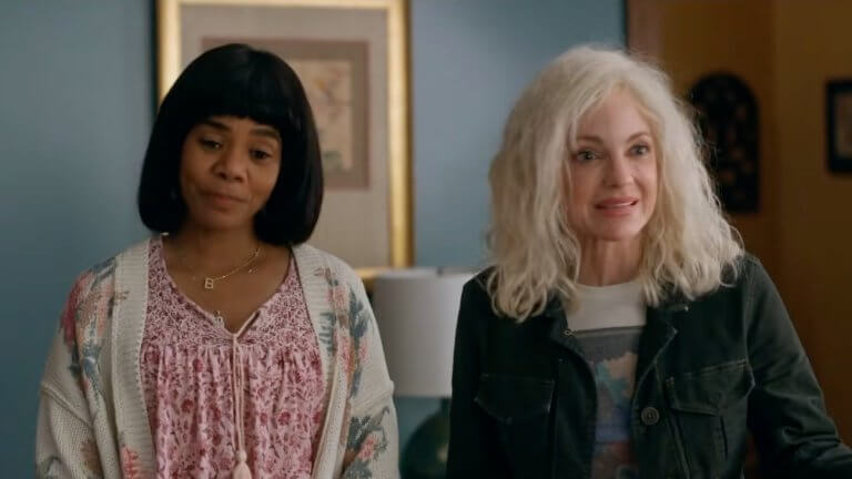 SCARY MOVIE 6: Anna Faris und ihr Co-Star befinden sich in einer Wohnung und wirken etwas durch den Wind.