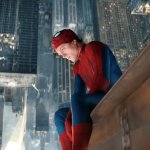 SPIDER-MAN 4: Brand New Day: Tom Holland im Spider-Man-Kostüm über den Dächern New Yorks .