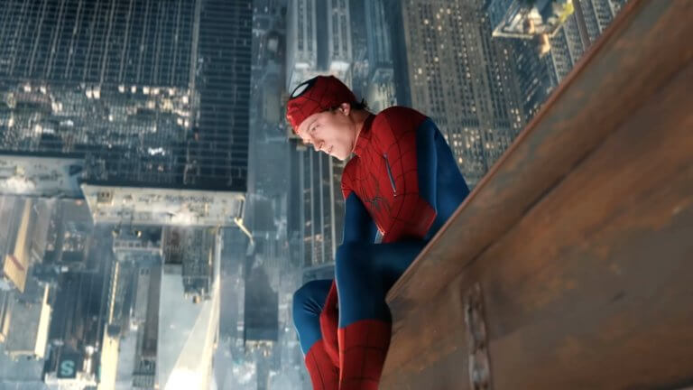 SPIDER-MAN 4: Brand New Day: Tom Holland im Spider-Man-Kostüm über den Dächern New Yorks .