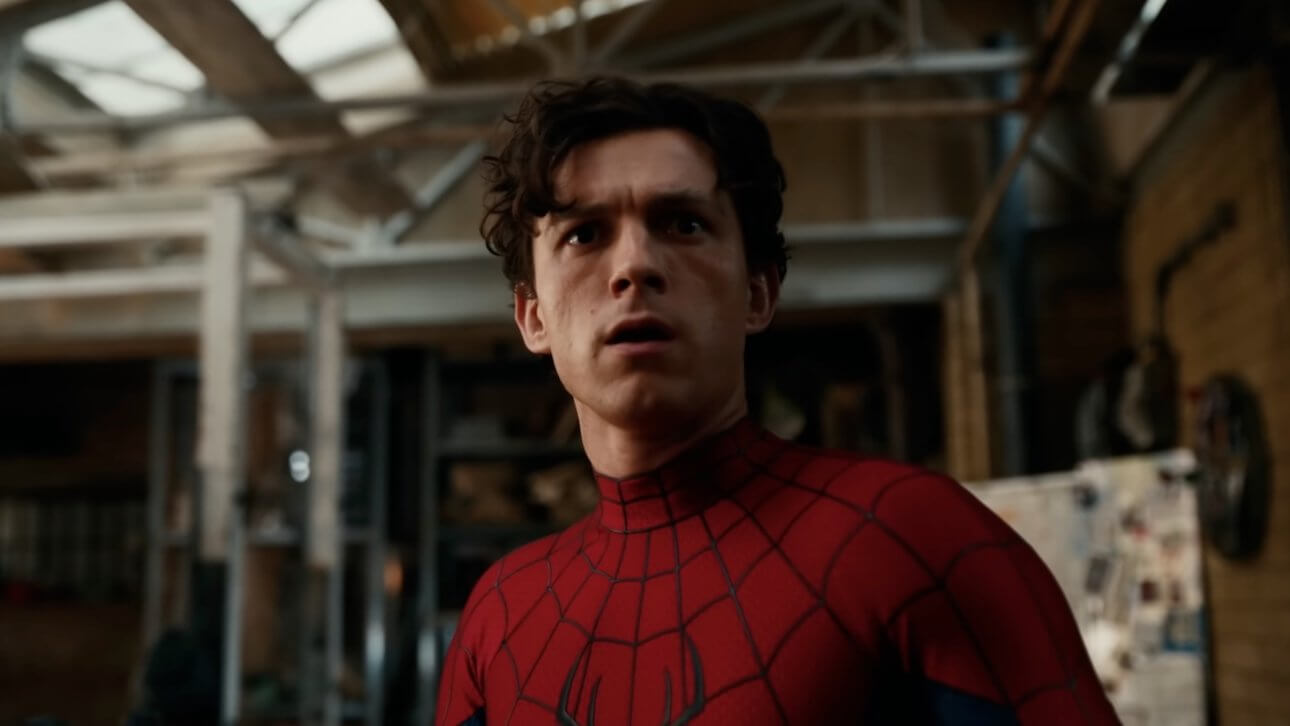 SPIDER-MAN: BRAND NEW DAY: Tom Holland in seiner Rolle als Peter Parker trägt den Spider-Man-Anzug, aber nicht die Maske und befindet sich in einer Art Lagerhalle.