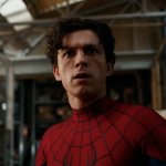 SPIDER-MAN: BRAND NEW DAY: Tom Holland in seiner Rolle als Peter Parker trägt den Spider-Man-Anzug, aber nicht die Maske und befindet sich in einer Art Lagerhalle.