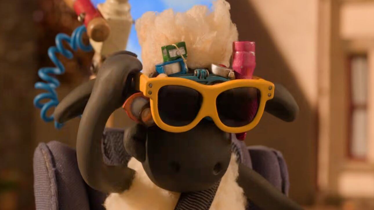 Shaun the Sheep: The Beast of Mossy Bottom: shaun, das Schaf, sitzt auf einem Stuhl und trägt eine technisch modifizierte Sonnenbrille.