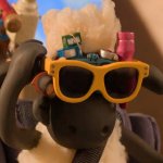 Shaun the Sheep: The Beast of Mossy Bottom: shaun, das Schaf, sitzt auf einem Stuhl und trägt eine technisch modifizierte Sonnenbrille.