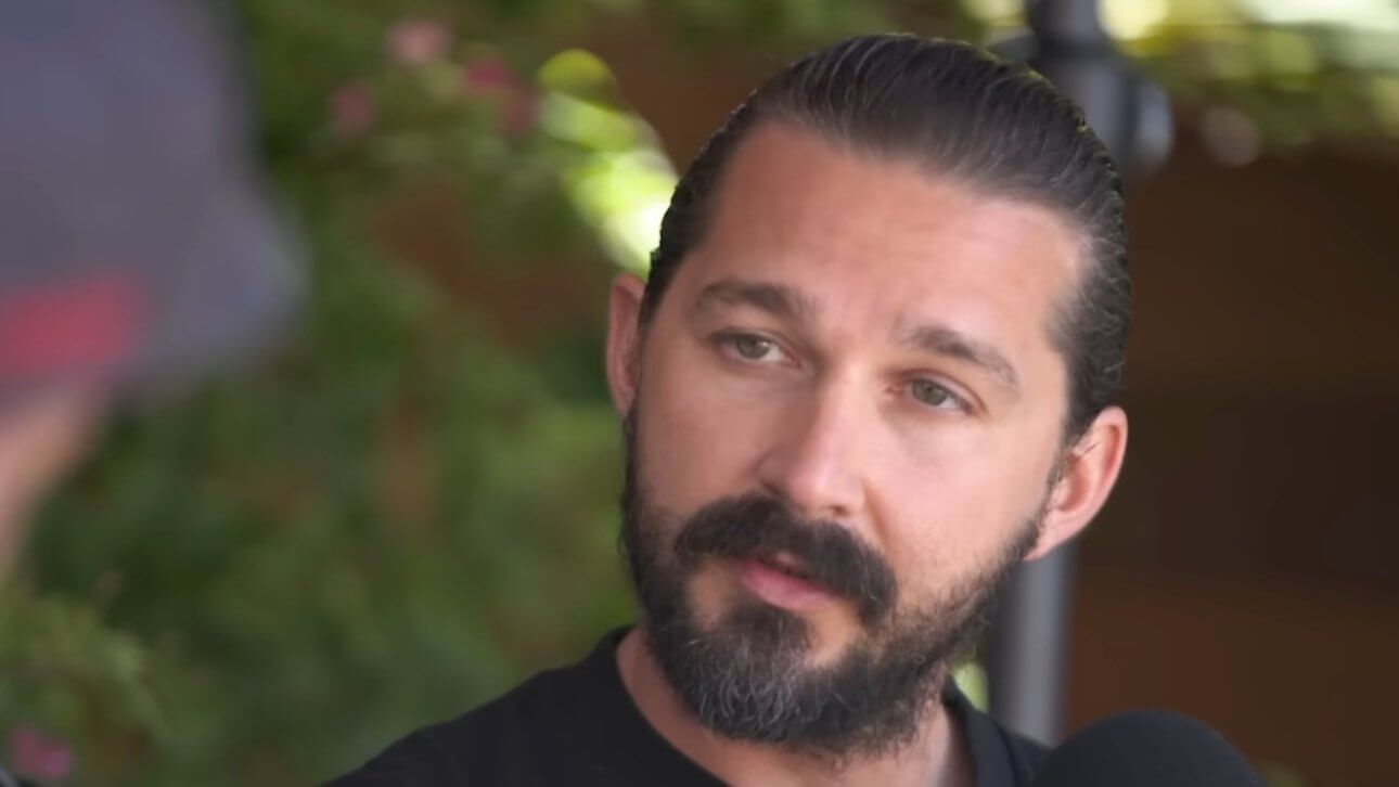 Shia LaBeouf als Gast im Podcast "Real Ones" von Jon Bernthal. Sie sitzen im Freien vor Ihren Mikrofonen.