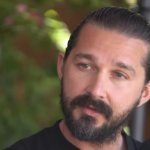 Shia LaBeouf als Gast im Podcast "Real Ones" von Jon Bernthal. Sie sitzen im Freien vor Ihren Mikrofonen.