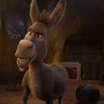 Shrek 5: Ein Esel steht in einem unordentlichen, etwas schummrigen Wohnbereich.