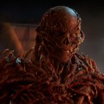 Stranger Things 5 : eine Kreatur, die aussieht wie eine Mischung aus Skelett und Dämon, befindet sich auf einem Militärstützpunkt und scheint schlecht gelaunt zu sein.