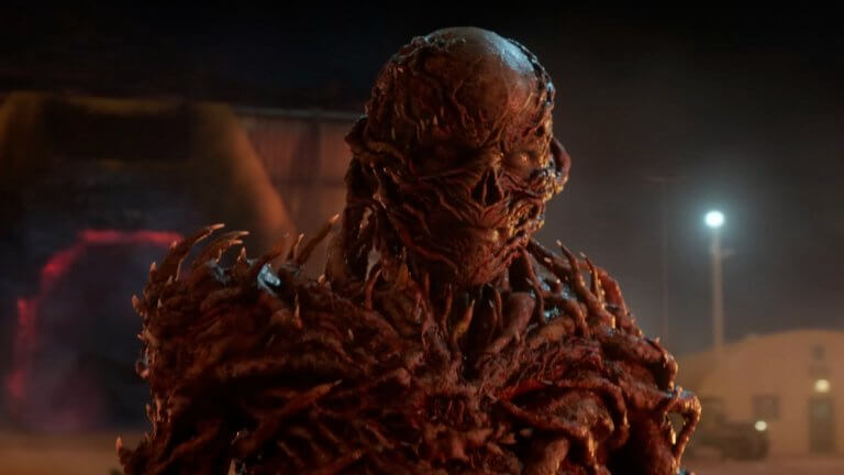 Stranger Things 5 : eine Kreatur, die aussieht wie eine Mischung aus Skelett und Dämon, befindet sich auf einem Militärstützpunkt und scheint schlecht gelaunt zu sein.