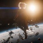 Supergirl: Supergirl schwebt im Orbit der Erde, umgeben von Weltraumschrott. Im Hintergrund ist die Sonne erkennbar.