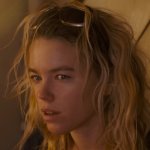 Supergirl: Milly Alcock mit verwuschelten Haaren und einer Sonnenbrille auf dem Kopf wirkt etwas durcheinander. Sie befindet sich im Badezimmer.