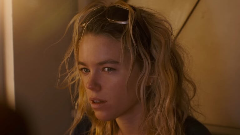 Supergirl: Milly Alcock mit verwuschelten Haaren und einer Sonnenbrille auf dem Kopf wirkt etwas durcheinander. Sie befindet sich im Badezimmer.