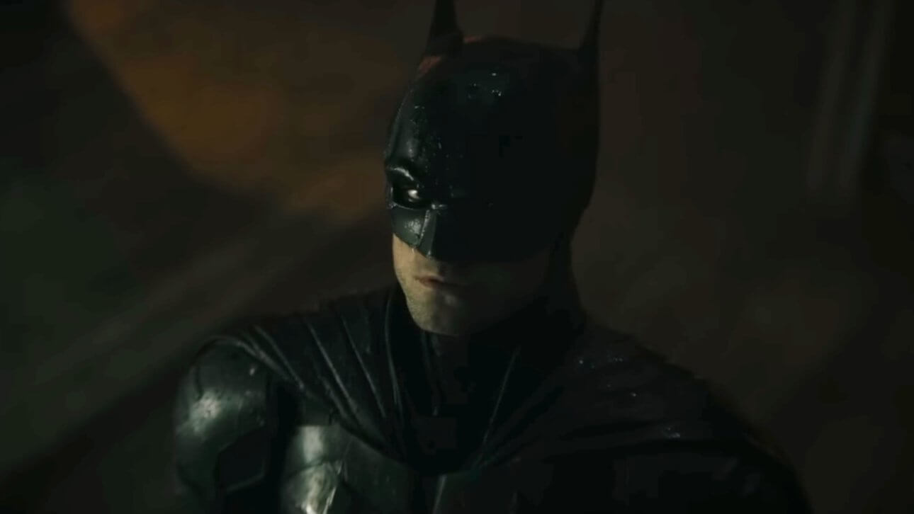 THE BATMAN: Robert Pattinson im Batman-Kostüm von schräg oben fotografiert. Er wirkt entschlossen.