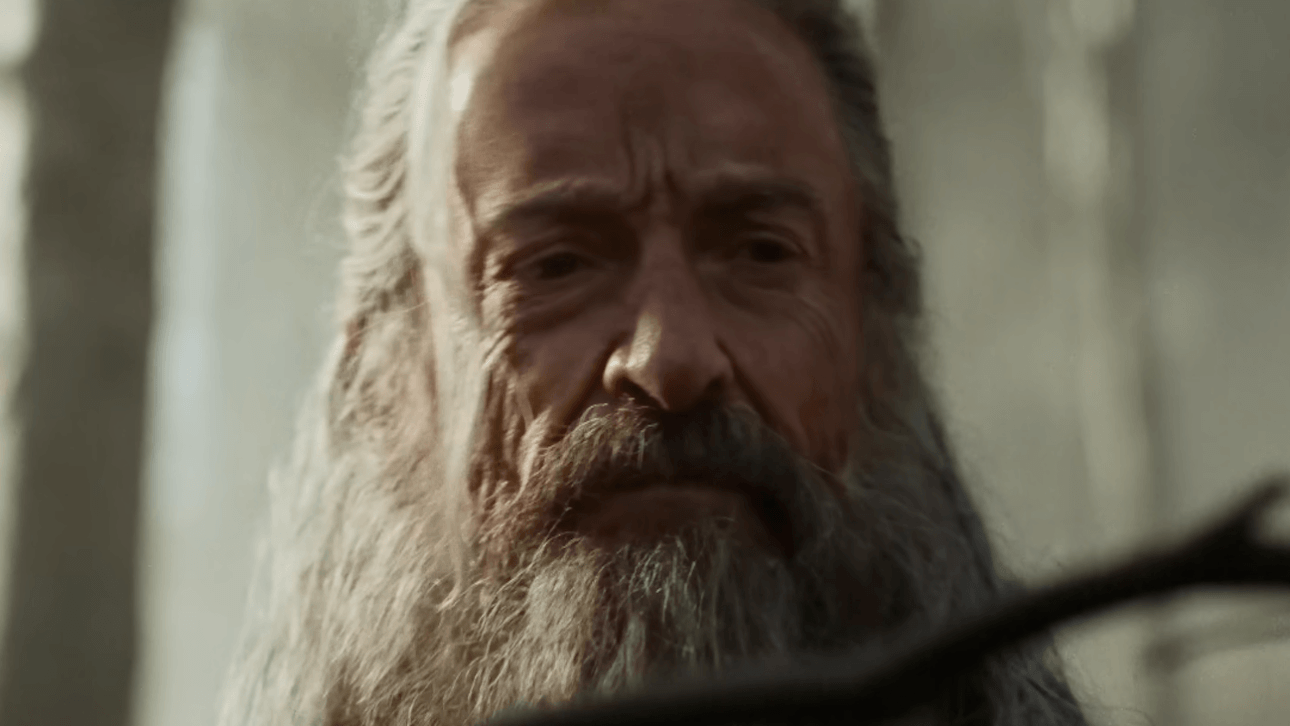 THE DEATH OF ROBIN HOOD: Hugh Jackman trägt einen grauen Bart und blickt verbissen drein.
