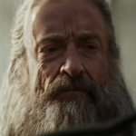 THE DEATH OF ROBIN HOOD: Hugh Jackman trägt einen grauen Bart und blickt verbissen drein.