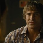 The Iron Claw: Zac Efron trägt ein kariertes Hemd und blickt ernst.