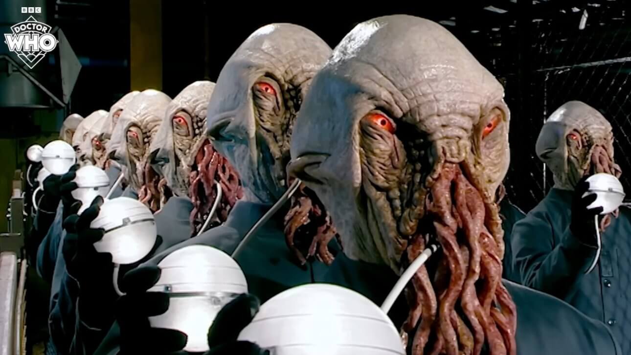 Doctor Who: rätselhafte Wesen halten rätselhafte Kugeln in den Händen.