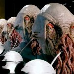 Doctor Who: rätselhafte Wesen halten rätselhafte Kugeln in den Händen.