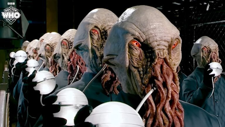 Doctor Who: rätselhafte Wesen halten rätselhafte Kugeln in den Händen.