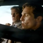 True Detective - Season 1: Woody Harrelson und Matthew McConaughey sitzen zusammen im Auto, und Matthew McConaughey zündet sich eine Zigarette an.
