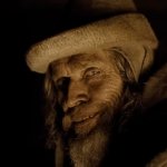 WERWULF: Willem Dafoe trägt ein mittelalterliches Kostüm und grinst in die Kamera.