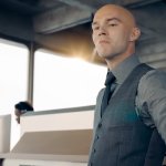 Superman: Lex Luthor steht im Kontrollraum und blickt verächtlich. Hinter ihm sitzen mehrere Angestellte an Bildschirmen und Kontrollpults.