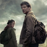 The Last of Us TV-Serie: Joel und Ellie laufen durch eine zerstörte Stadt. Im Hintergrund sind marode Wolkenkratzer und ein dichter grauer Wolkenhimmel zu sehen.
