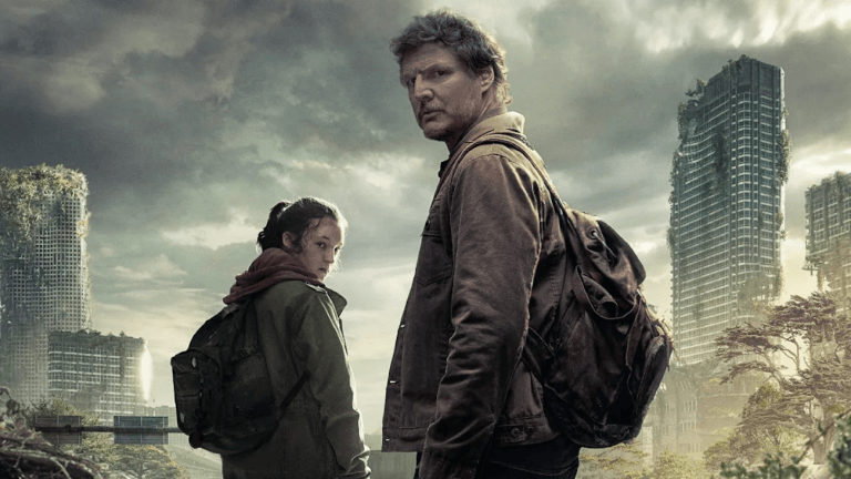 The Last of Us TV-Serie: Joel und Ellie laufen durch eine zerstörte Stadt. Im Hintergrund sind marode Wolkenkratzer und ein dichter grauer Wolkenhimmel zu sehen.