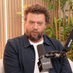 Happy Sad Confused: der Schauspieler Danny McBride sitzt im Podcaststudio. Vor ihm befindet sich ein Mikrofon.